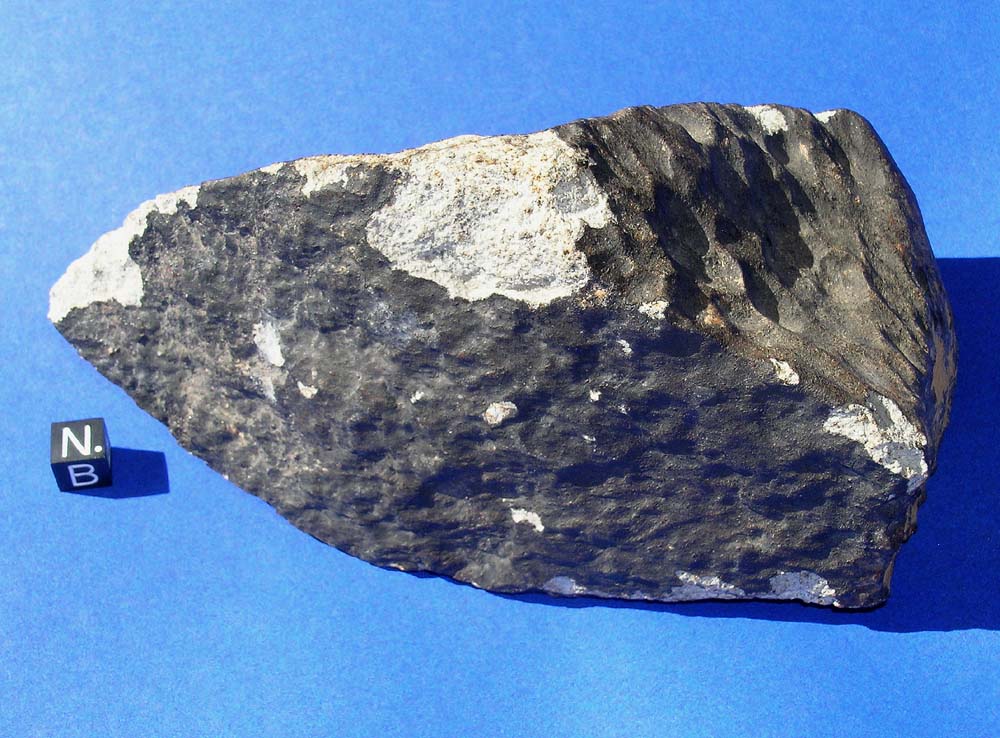 Suizhoua - chondryt L6. Na tym meteorycie kamiennym, po prawej stronie widać cudowne, naprawdę rzadko spotykane w takiej okazałości, regmaglipty. Źródło zdjęcia:   http://www.meteoritehunter.com/