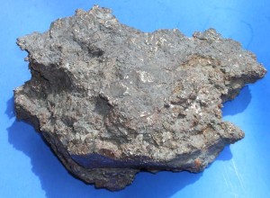 Dong Ujimqin Qi - mezosyderyt.  Dopiero po dokładniejszym przyjrzeniu się okazowi dostrzegamy pojedyncze kryształy oliwinów. Dodatkowo możemy zauważyć skorupę obtopieniową. Źródło zdjęcia:   http://www.meteoritehunter.com/