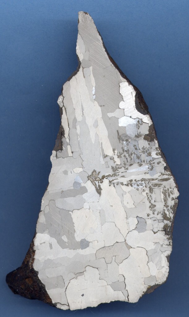 Morasko - żelazny. Meteoryt morasko należy do grupy okraedrytów, więc po wytrawieniu możemy podziwiać niesamowite figury Widmanstattena. Okaz znaleziony przez Roberta Mularczyka