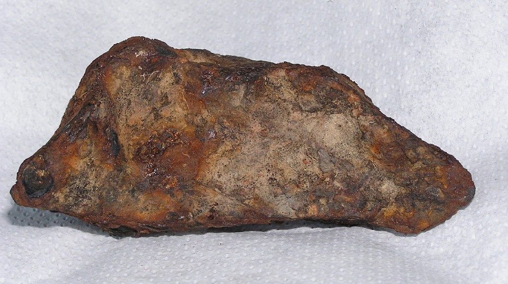 Morasko - żelazny. Niektóre okazy meteorytów żelaznych - pomimo, że należą do tego samego spadku - mogą się różnić zależnie od gleby, w której zalegają. Proszę porównać sobie ten kamień z wcześniej pokazanym. Okaz znaleziony przez Roberta Mularczyka