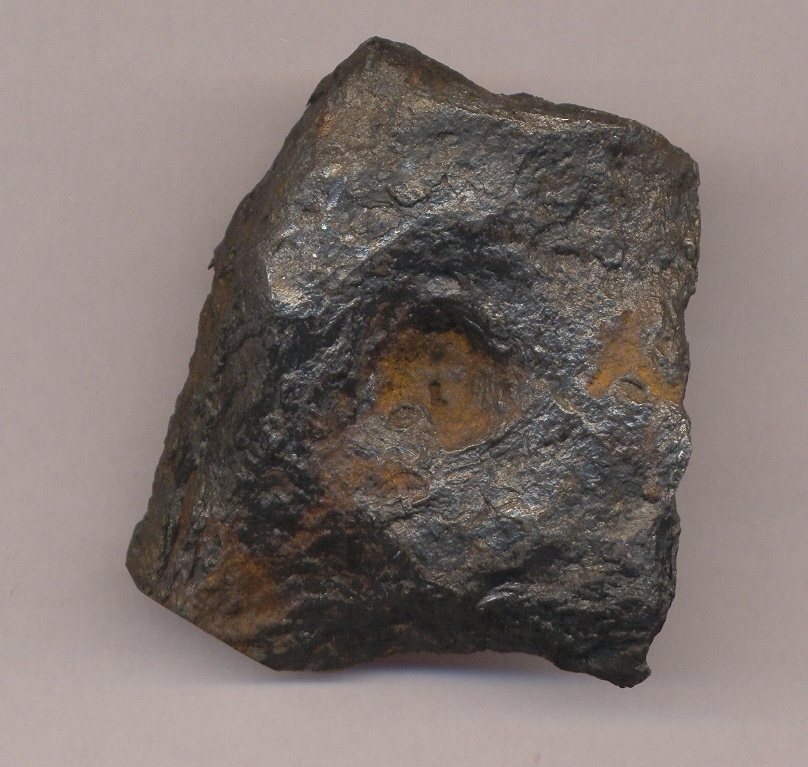 Morasko - żelazny. Niewielkie okazy meteorytu morasko rzadko pokryte są regmagliptami. Najczęściej wyglądają po prostu jak kawałek żelastwa.  Okaz znaleziony przez Roberta Mularczyka