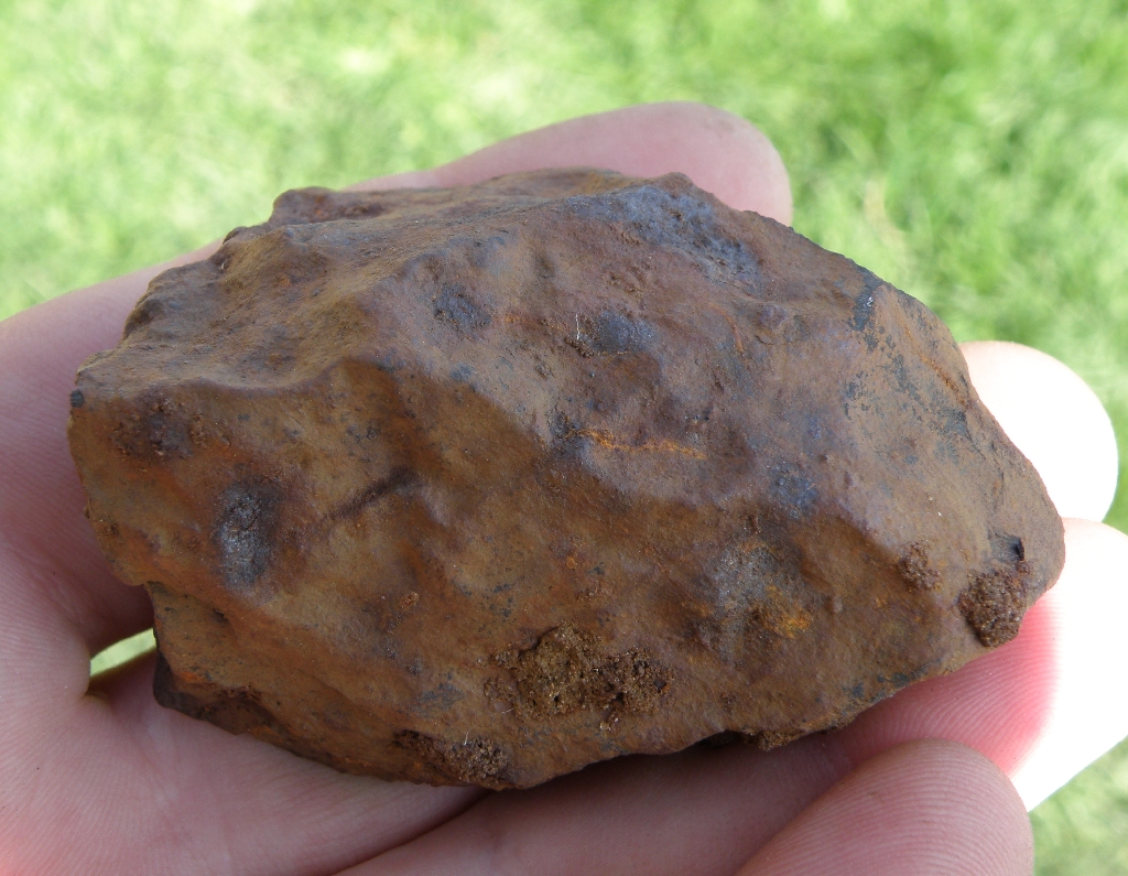 Pułtusk - chondryt H5. Na tym polskim meteorycie Pułtusk widać płytkie regmaglipty, dają one ładny obraz powierzchni meteorytów.  Okaz znaleziony przez Roberta Mularczyka