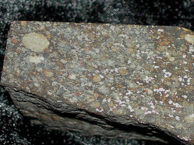 Seres - Chondryt H4 . Często spotykane połączenie - chondry i wrostki metali - daje dużą szansę na meteorytowe pochodzenie okazów! Źródło zdjęcia:   http://pallasite.ca/