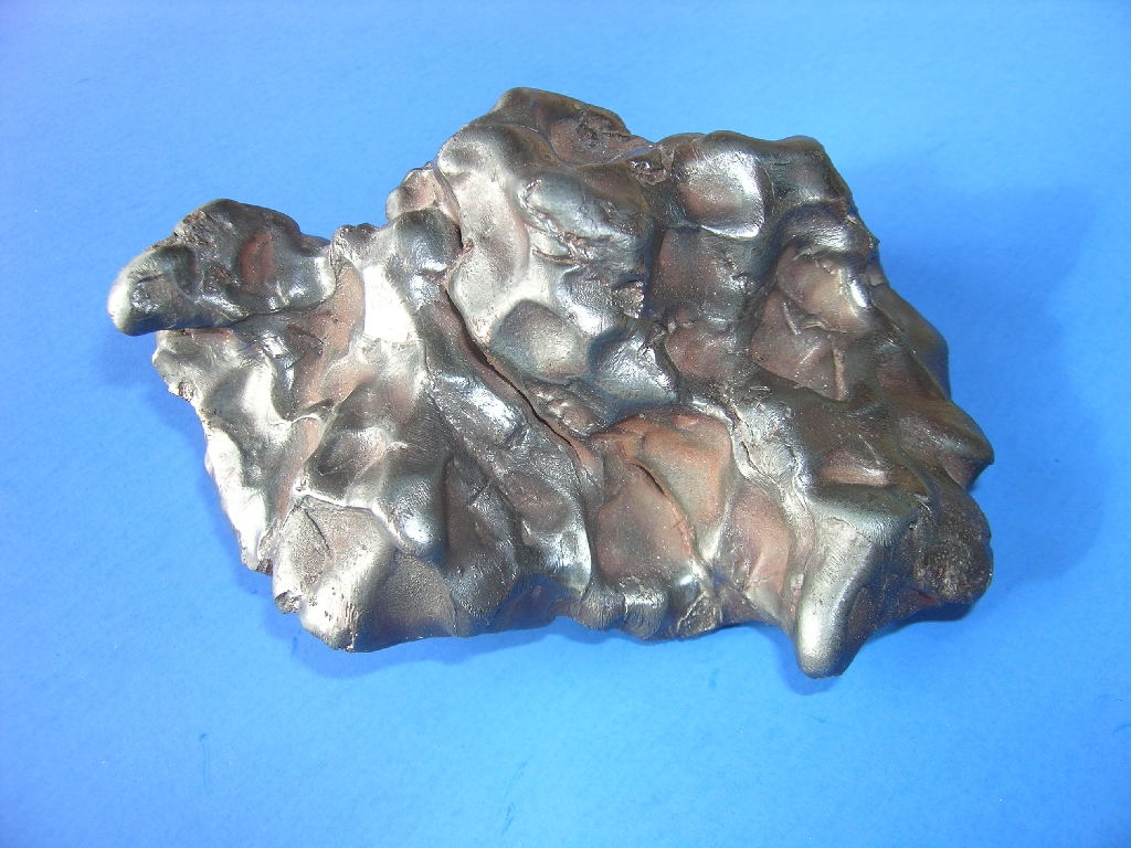 Sikhote Alin - żelazny. Cudowny okaz meteorytu żelaznego, doskonale widoczne regmaglipty. Wygląda jakby dopiero co został podniesiony z ziemi, a przecież już ponad 60 lat minęło od spadku. Źródło zdjęcia:   http://www.meteoritehunter.com/