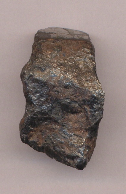 Morasko - żelazny. Najczęściej meteoryty żelazne znajdywane w Morasku mają stosunkowo nieregularny kształt. Górna powierzchnia została zeszlifowana by wykonać test na zawartość niklu.  Okaz znaleziony przez Roberta Mularczyka