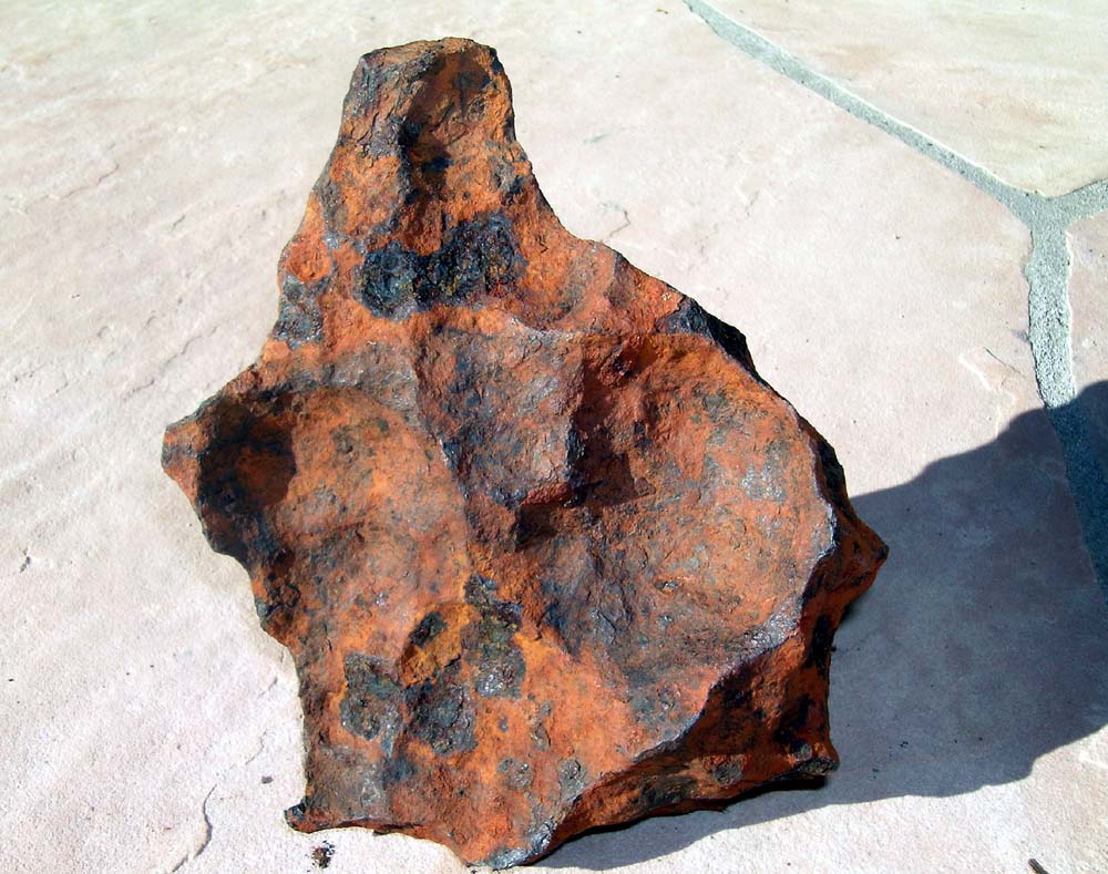 Henbury - meteoryt żelazny. Meteoryty żelazne szybko rdzewieją ze względu na dużą zawartość żelazo-niklu. Szukając okazów - należy zatem zwracać szczególną uwagę rdzewiejące/zardzewiałe kamienie.